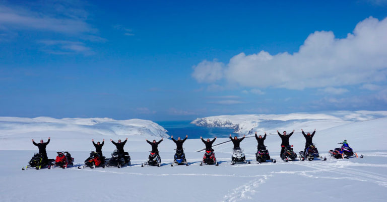 Gøy med snøscootersafari i Finnmark!